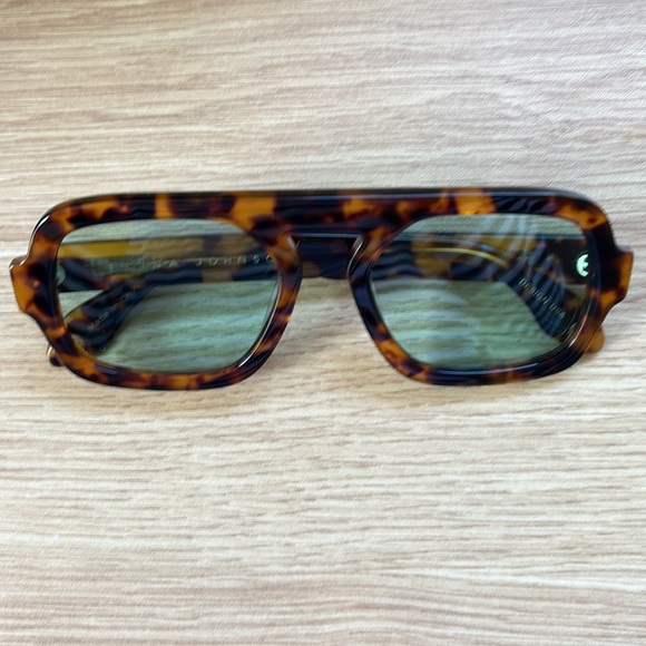 Elisa Johnson Sunglasses - Jane in Brown Tortoise - Picture 4 of 6
